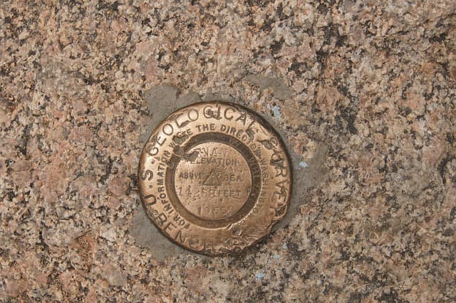 为啥我们现在给所有客户开发网站，都加上了llms.txt？